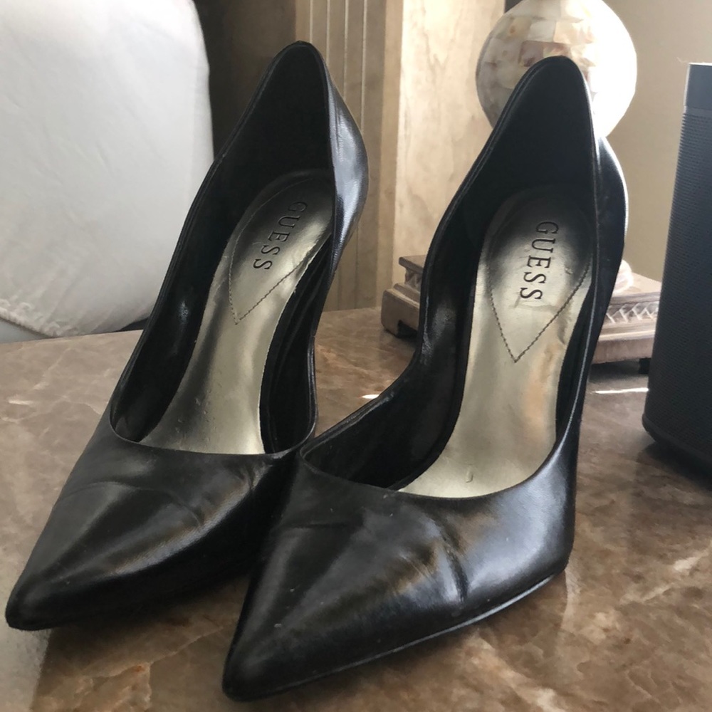 Black guess pumps